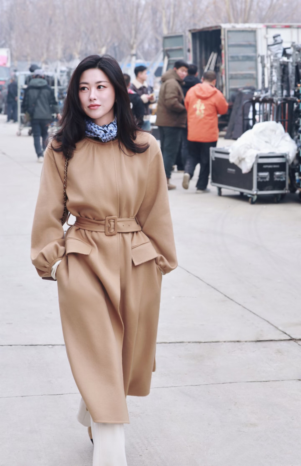 唐嫣现身开机仪式，穿一身红衣配卡其色外套，美丽端庄-第9张图片-旧杳电影网