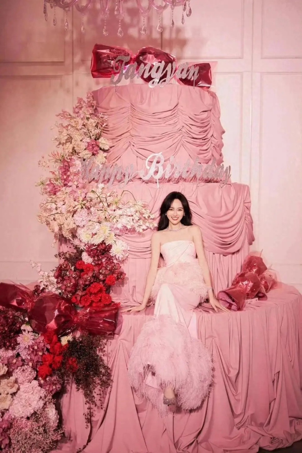 唐嫣现身开机仪式，穿一身红衣配卡其色外套，美丽端庄-第11张图片-旧杳电影网