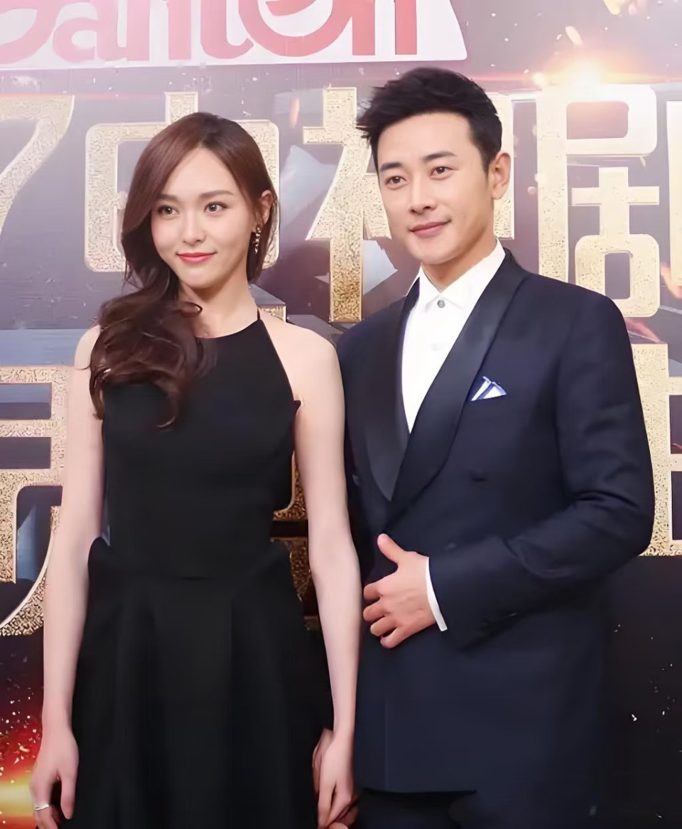 唐嫣现身开机仪式，穿一身红衣配卡其色外套，美丽端庄-第14张图片-旧杳电影网