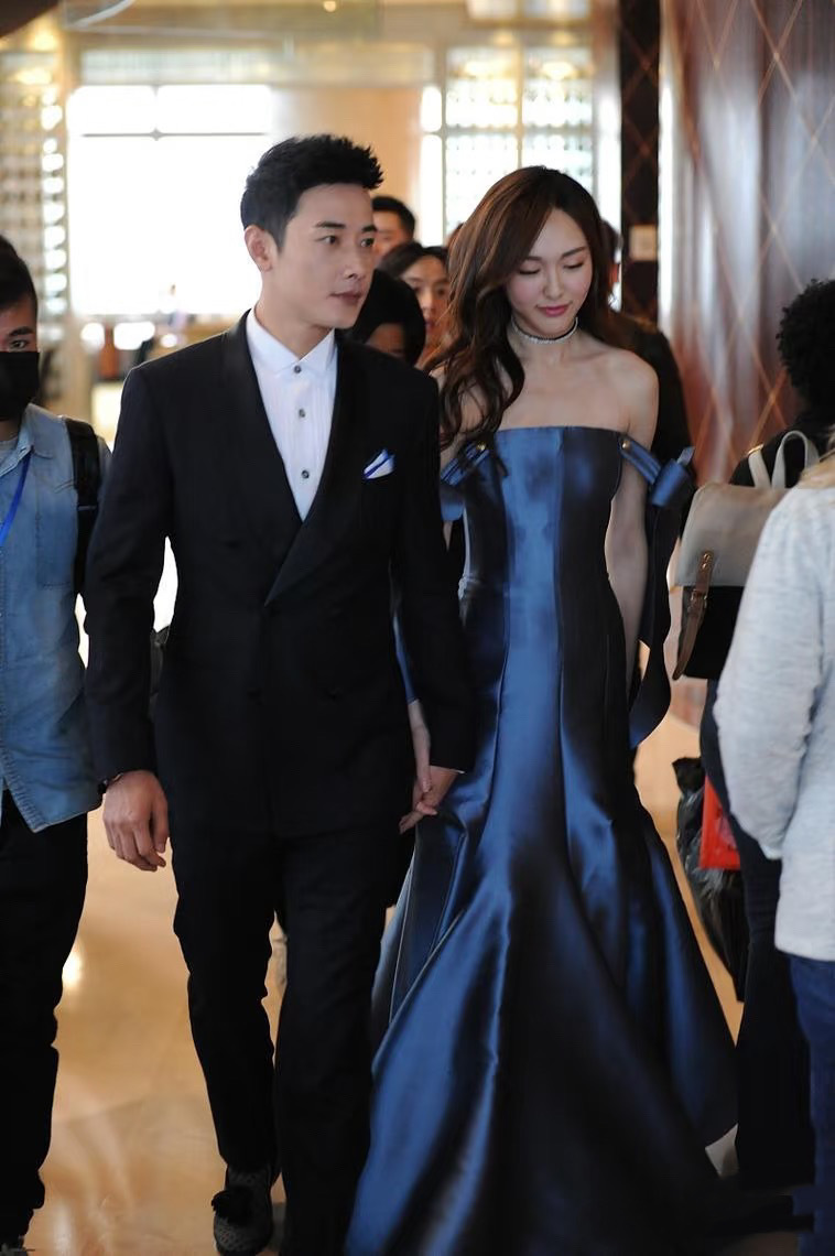 唐嫣现身开机仪式，穿一身红衣配卡其色外套，美丽端庄-第16张图片-旧杳电影网