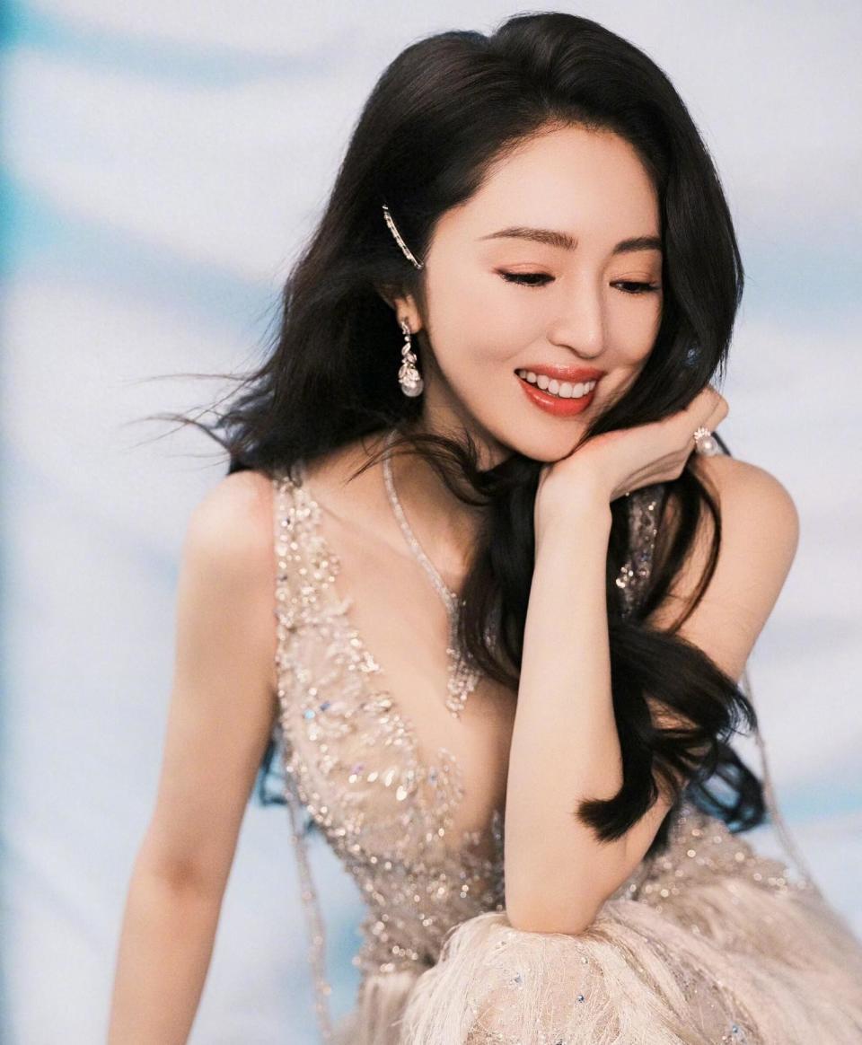 董璇46岁状态绝了!海边穿搭美出新高度,举手投足皆是风情-第3张图片-旧杳电影网 董璇46岁状态绝了!海边穿搭美出新高度,举手投足皆是风情-第3张图片-旧杳电影网