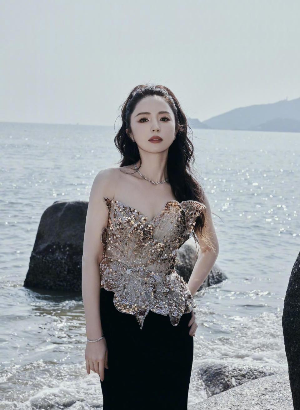 董璇46岁状态绝了!海边穿搭美出新高度,举手投足皆是风情-第2张图片-旧杳电影网 董璇46岁状态绝了!海边穿搭美出新高度,举手投足皆是风情-第2张图片-旧杳电影网