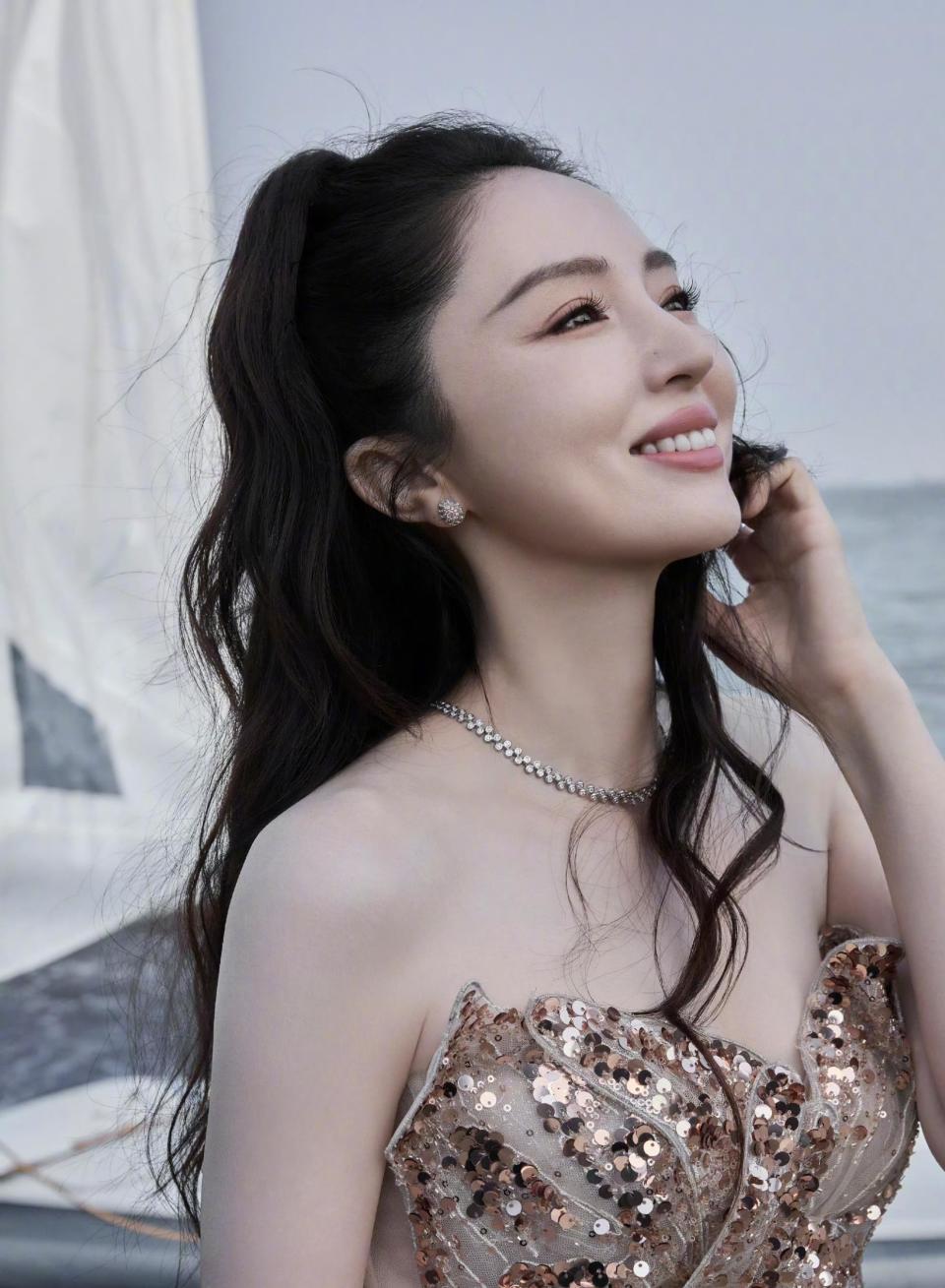 董璇46岁状态绝了!海边穿搭美出新高度,举手投足皆是风情-第5张图片-旧杳电影网 董璇46岁状态绝了!海边穿搭美出新高度,举手投足皆是风情-第5张图片-旧杳电影网