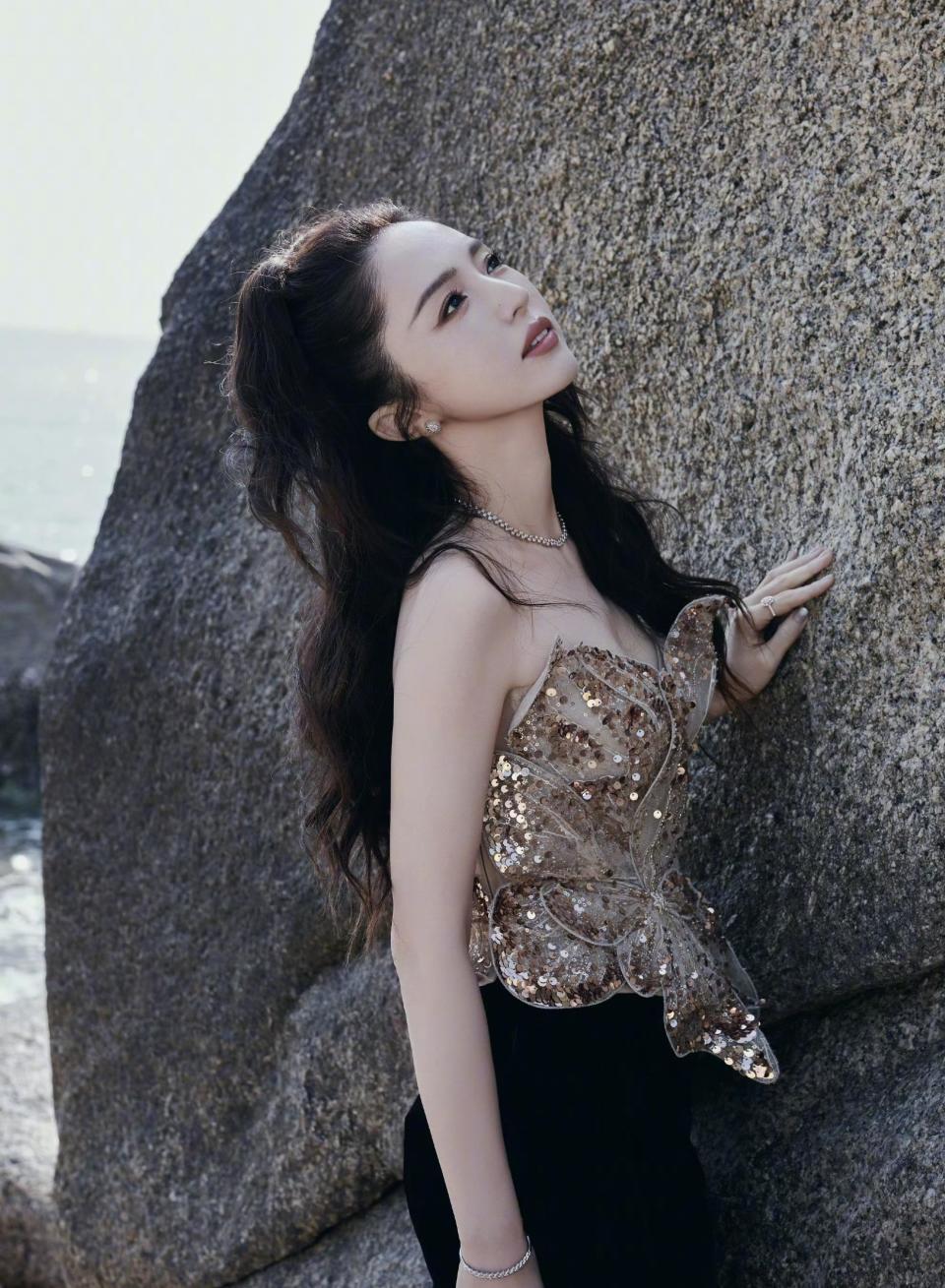 董璇46岁状态绝了!海边穿搭美出新高度,举手投足皆是风情-第6张图片-旧杳电影网 董璇46岁状态绝了!海边穿搭美出新高度,举手投足皆是风情-第6张图片-旧杳电影网