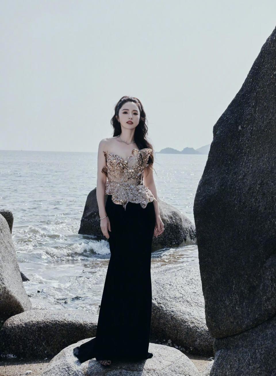 董璇46岁状态绝了!海边穿搭美出新高度,举手投足皆是风情-第7张图片-旧杳电影网 董璇46岁状态绝了!海边穿搭美出新高度,举手投足皆是风情-第7张图片-旧杳电影网