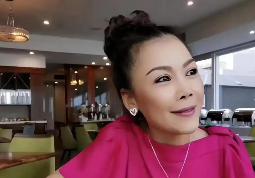 59岁田震近况曝光，戴假发化清纯妆，优雅现身和之前简直判若两人-第5张图片-旧杳电影网