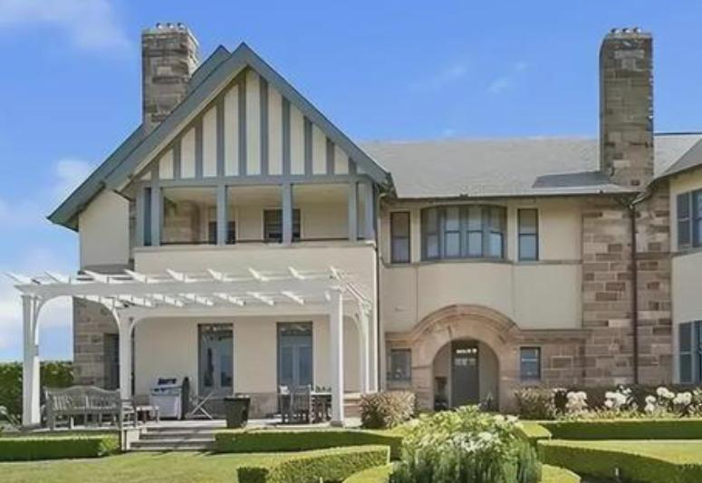 59岁田震近况曝光，戴假发化清纯妆，优雅现身和之前简直判若两人-第4张图片-旧杳电影网