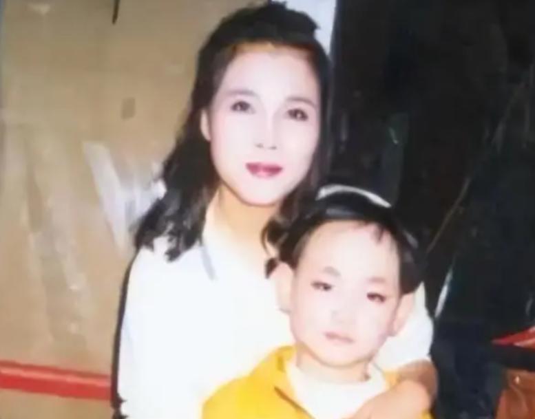 59岁田震近况曝光，戴假发化清纯妆，优雅现身和之前简直判若两人-第8张图片-旧杳电影网