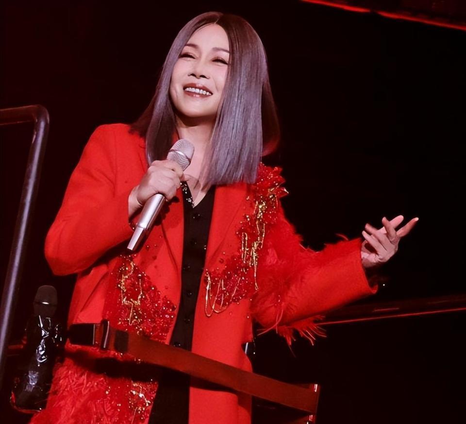 59岁田震近况曝光，戴假发化清纯妆，优雅现身和之前简直判若两人-第7张图片-旧杳电影网