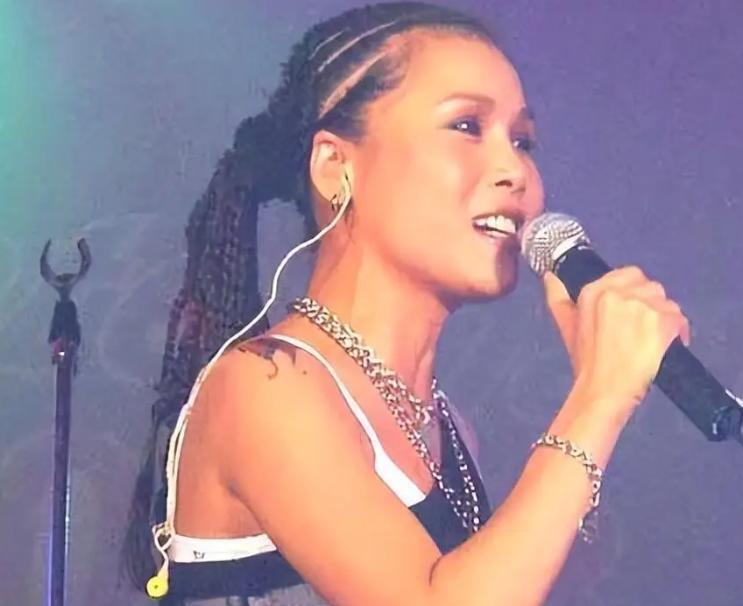 59岁田震近况曝光，戴假发化清纯妆，优雅现身和之前简直判若两人-第15张图片-旧杳电影网