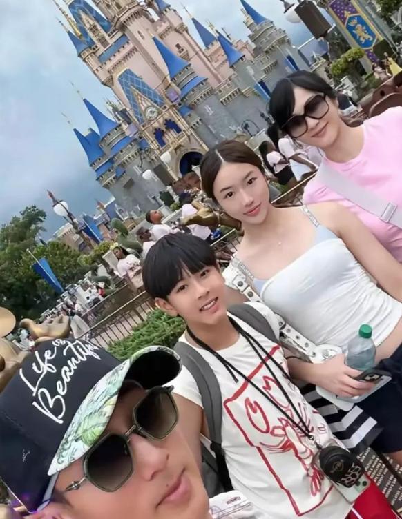 吴尊女儿才14岁！身高直逼172cm，网友：这发育速度也太惊人了-第4张图片-旧杳电影网