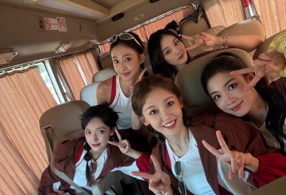 苗苗元旦带儿女探班郑恺！新加坡吃日料游泳，孩子自己洗澡很独立-第3张图片-旧杳电影网