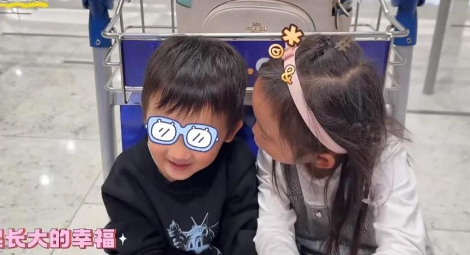 苗苗元旦带儿女探班郑恺！新加坡吃日料游泳，孩子自己洗澡很独立-第8张图片-旧杳电影网