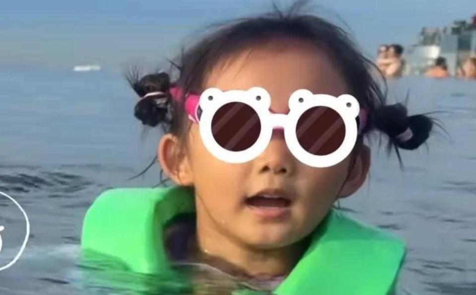 苗苗元旦带儿女探班郑恺！新加坡吃日料游泳，孩子自己洗澡很独立-第11张图片-旧杳电影网