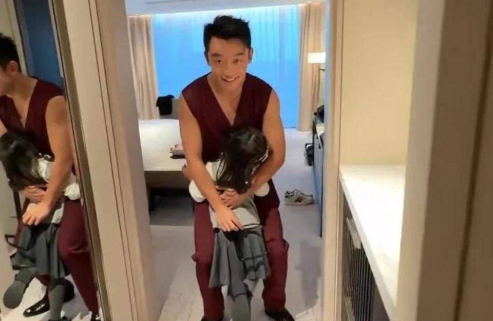 苗苗元旦带儿女探班郑恺！新加坡吃日料游泳，孩子自己洗澡很独立-第9张图片-旧杳电影网