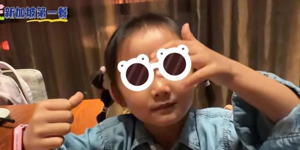 苗苗元旦带儿女探班郑恺！新加坡吃日料游泳，孩子自己洗澡很独立-第10张图片-旧杳电影网