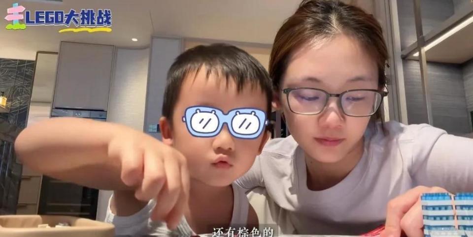 苗苗元旦带儿女探班郑恺！新加坡吃日料游泳，孩子自己洗澡很独立-第14张图片-旧杳电影网