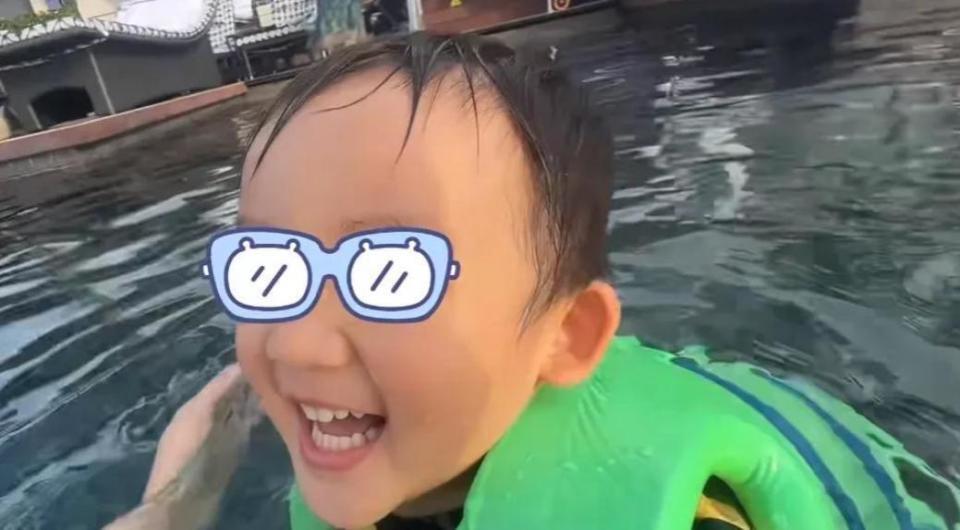 苗苗元旦带儿女探班郑恺！新加坡吃日料游泳，孩子自己洗澡很独立-第12张图片-旧杳电影网