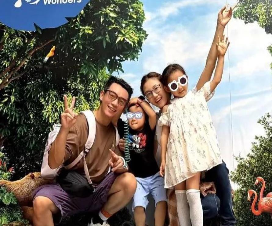 苗苗元旦带儿女探班郑恺！新加坡吃日料游泳，孩子自己洗澡很独立-第17张图片-旧杳电影网