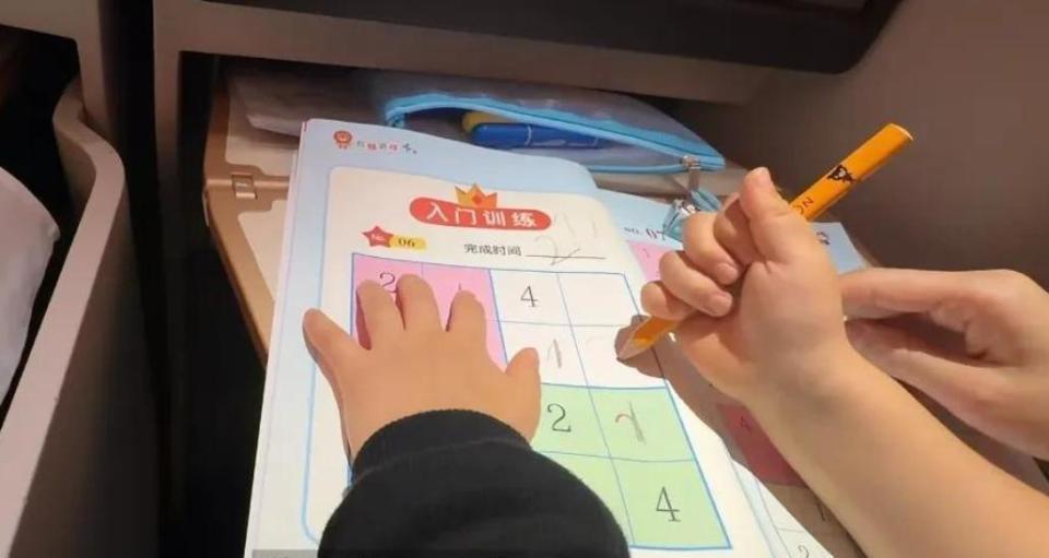 苗苗元旦带儿女探班郑恺！新加坡吃日料游泳，孩子自己洗澡很独立-第20张图片-旧杳电影网