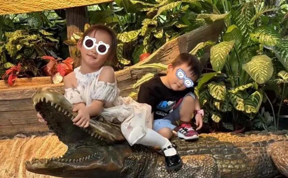 苗苗元旦带儿女探班郑恺！新加坡吃日料游泳，孩子自己洗澡很独立-第18张图片-旧杳电影网