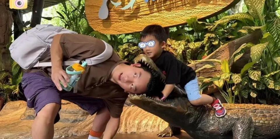 苗苗元旦带儿女探班郑恺！新加坡吃日料游泳，孩子自己洗澡很独立-第19张图片-旧杳电影网