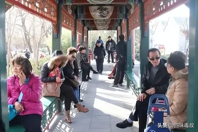 单身上瘾的年轻人，热衷于看中老年谈恋爱-第7张图片-旧杳电影网