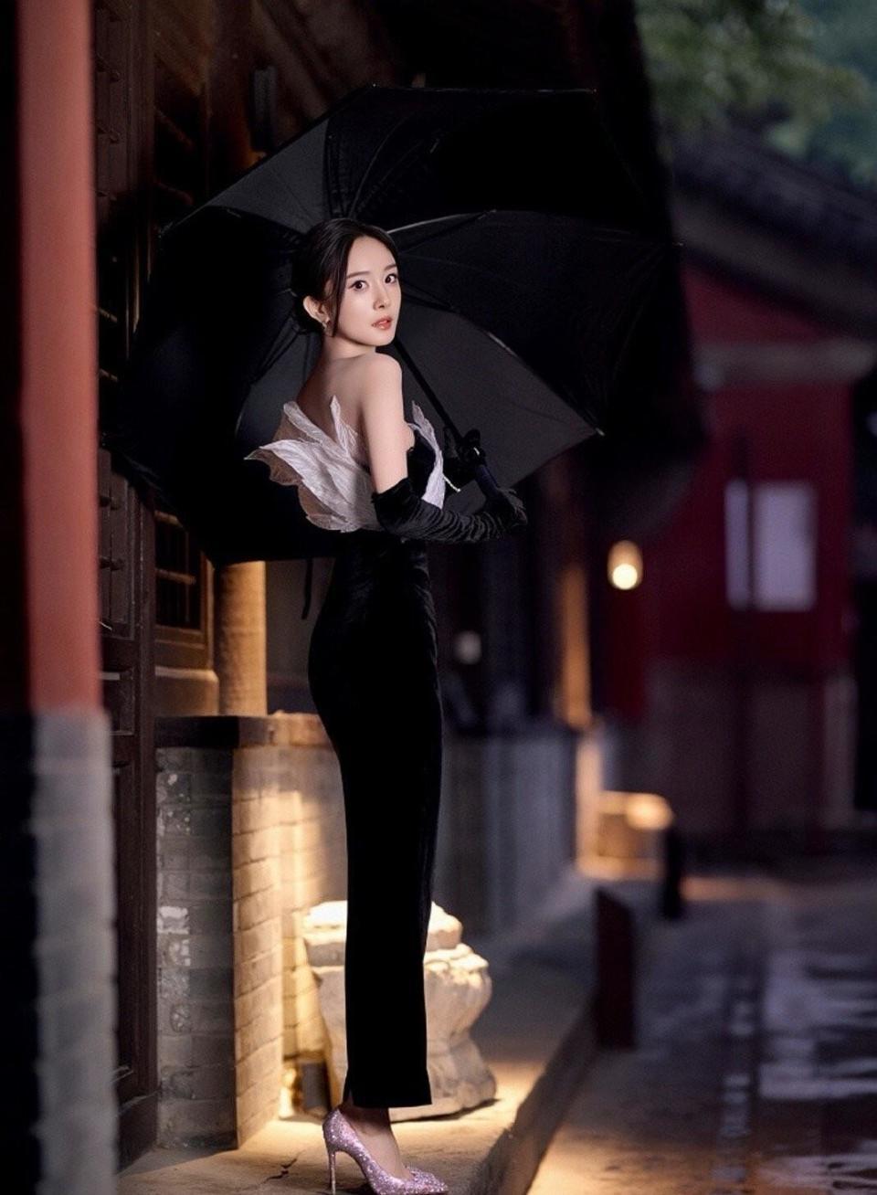 杨幂黑西装红高跟杀疯了！拿完视后穿回御姐装，这才是85花的转型-第2张图片-旧杳电影网