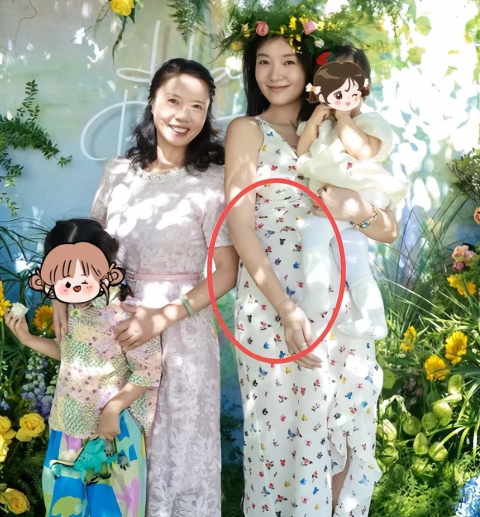 齐溪小腹隆起疑怀3胎！肚大如萝给妈妈庆生，和王传君已有俩女儿-第25张图片-旧杳电影网