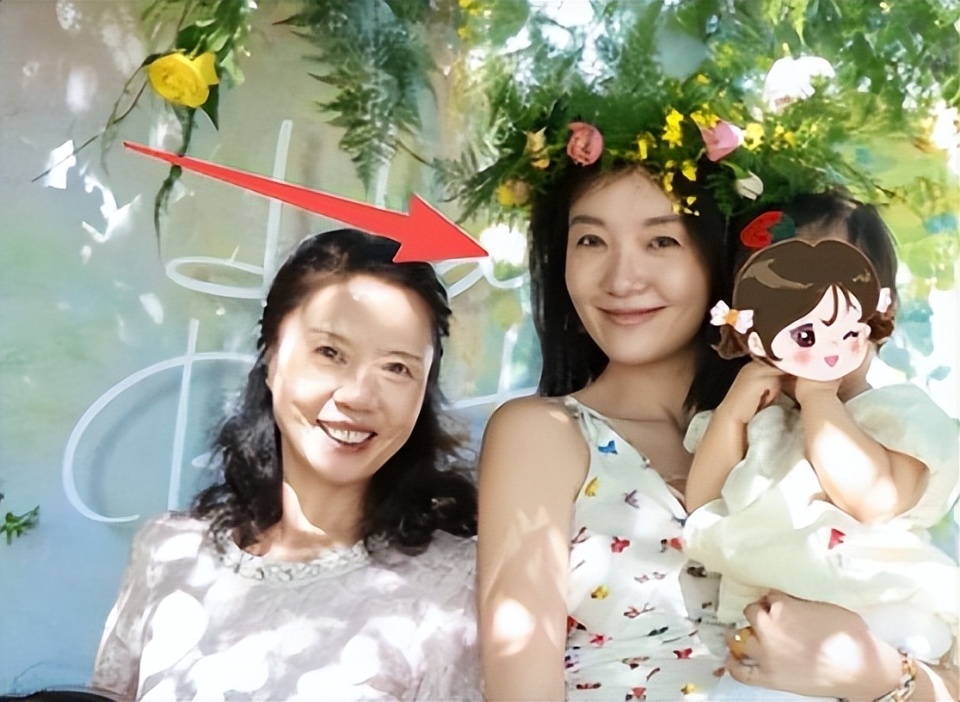 齐溪小腹隆起疑怀3胎！肚大如萝给妈妈庆生，和王传君已有俩女儿-第26张图片-旧杳电影网