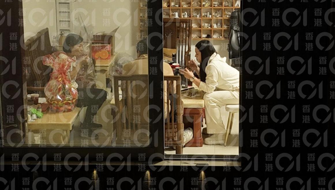 75岁港星小36岁未婚妻被曝已婚，冬至与丈夫在老家吃饭，儿子16岁-第3张图片-旧杳电影网