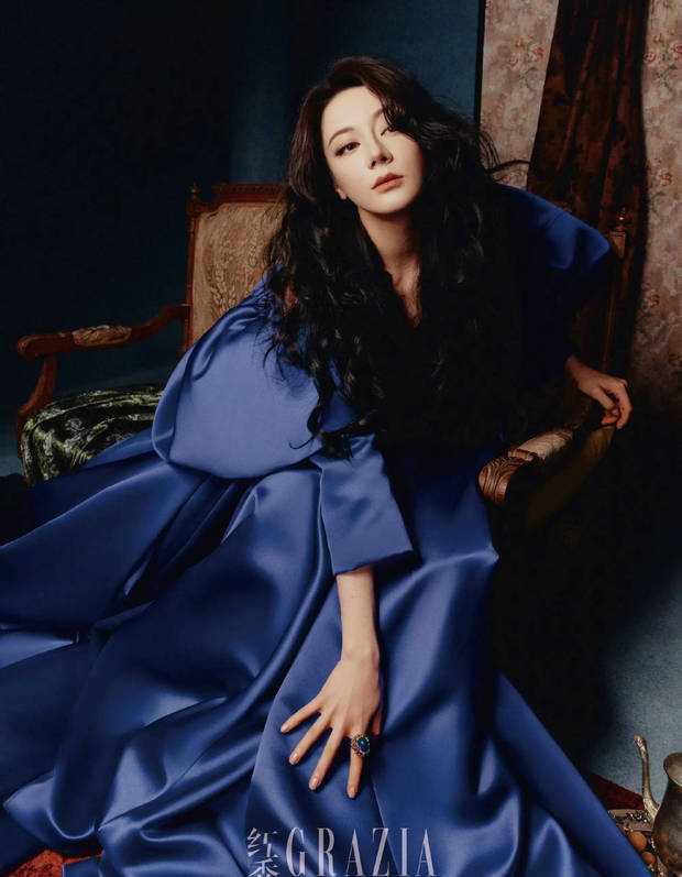 迪丽热巴港风造型释出 宝蓝长裙配卷发明艳动人-第2张图片-旧杳电影网