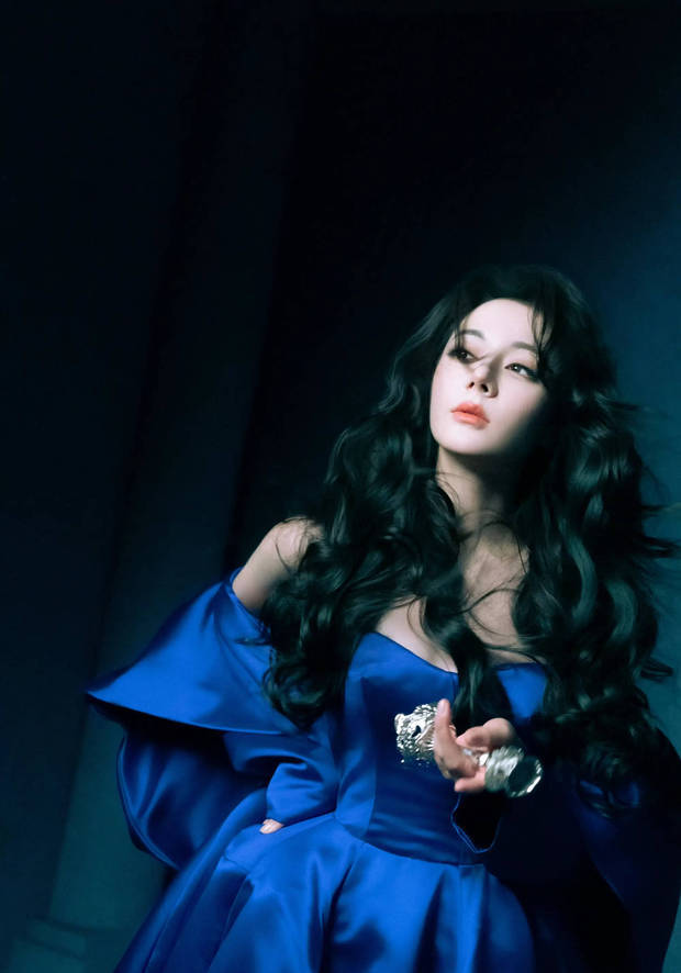 迪丽热巴港风造型释出 宝蓝长裙配卷发明艳动人-第4张图片-旧杳电影网