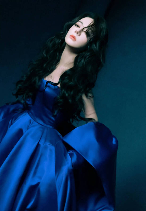 迪丽热巴港风造型释出 宝蓝长裙配卷发明艳动人-第3张图片-旧杳电影网