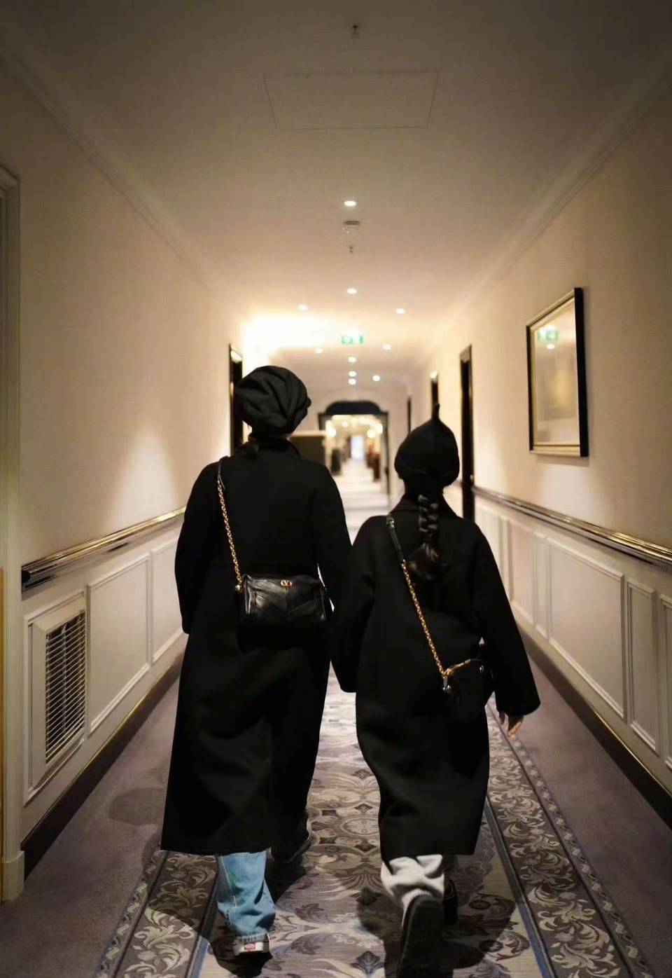 孙俪晒11岁女儿小花背影，和邓超复制粘贴，穿兄妹装撸狗超有爱-第5张图片-旧杳电影网