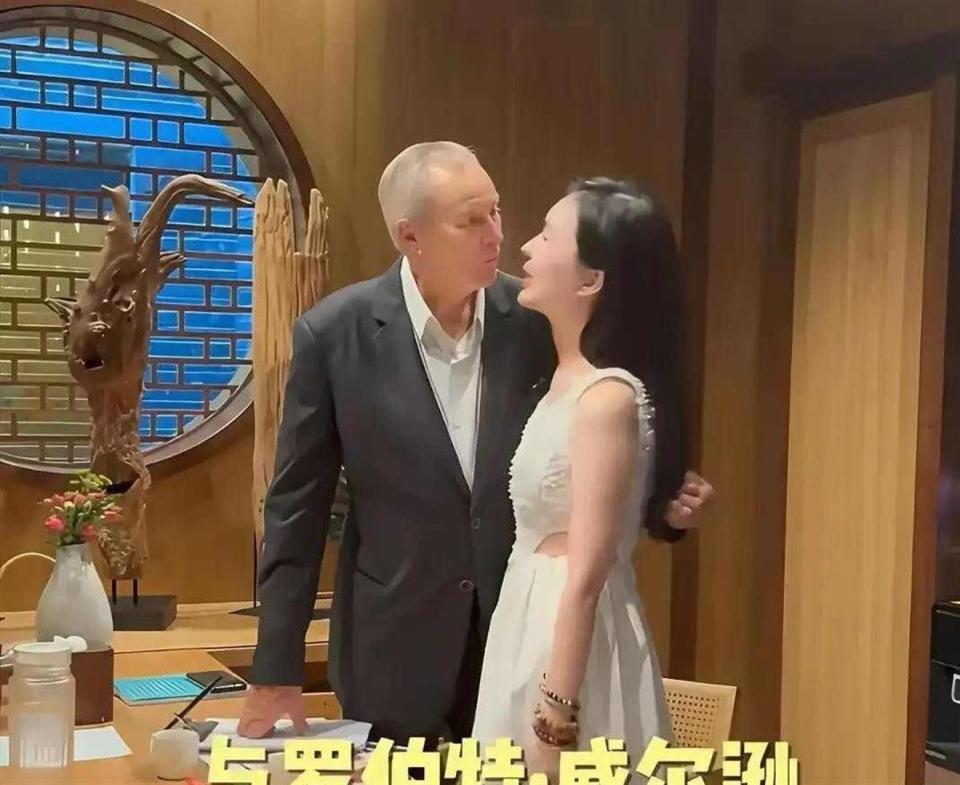 田朴珺搂腰合影疯传,独立人设塌房,社交场上的身体成了通行证-第1张图片-旧杳电影网 田朴珺搂腰合影疯传,独立人设塌房,社交场上的身体成了通行证-第1张图片-旧杳电影网