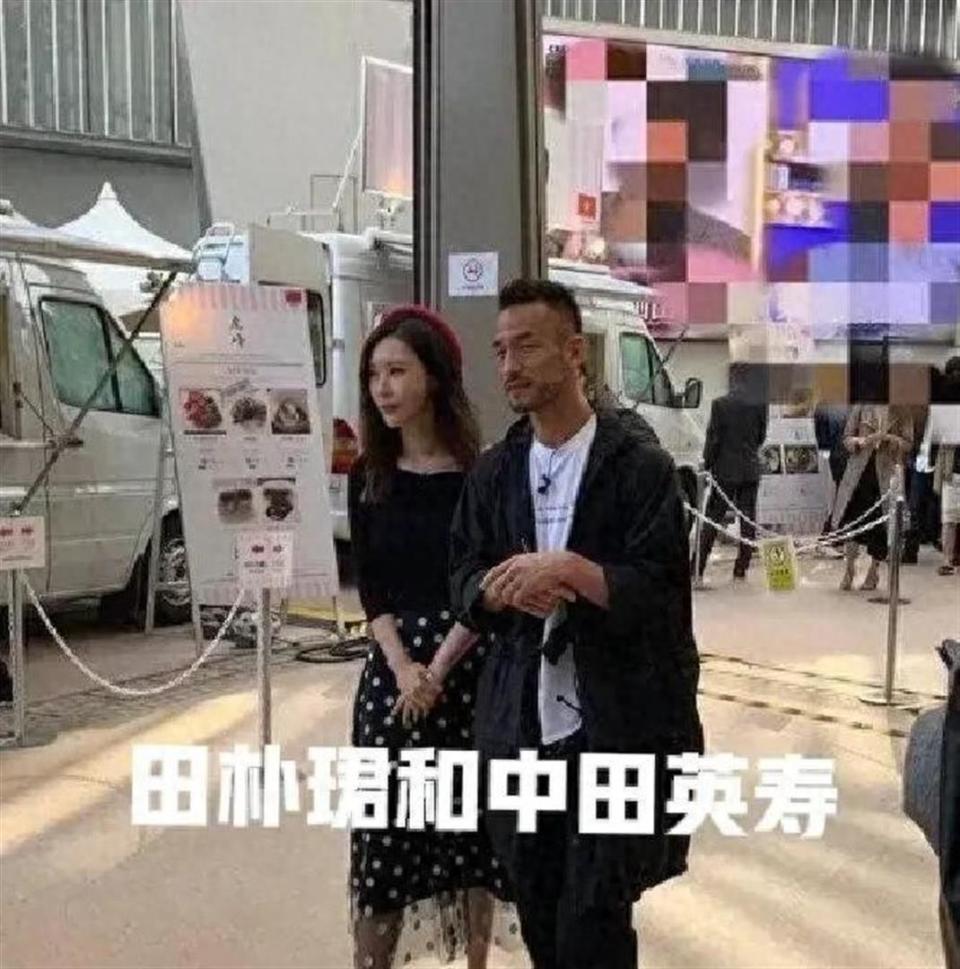 田朴珺搂腰合影疯传,独立人设塌房,社交场上的身体成了通行证-第4张图片-旧杳电影网 田朴珺搂腰合影疯传,独立人设塌房,社交场上的身体成了通行证-第4张图片-旧杳电影网