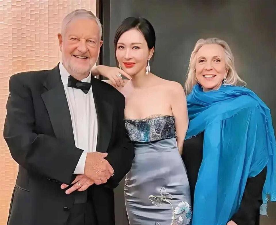 田朴珺搂腰合影疯传,独立人设塌房,社交场上的身体成了通行证-第2张图片-旧杳电影网 田朴珺搂腰合影疯传,独立人设塌房,社交场上的身体成了通行证-第2张图片-旧杳电影网