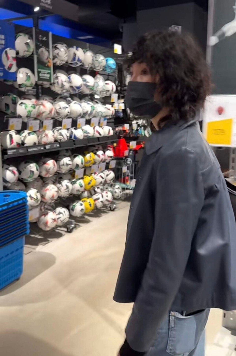 香港知名影后逛平价运动用品店，获网友赞贴地，卷发造型显年轻-第4张图片-旧杳电影网