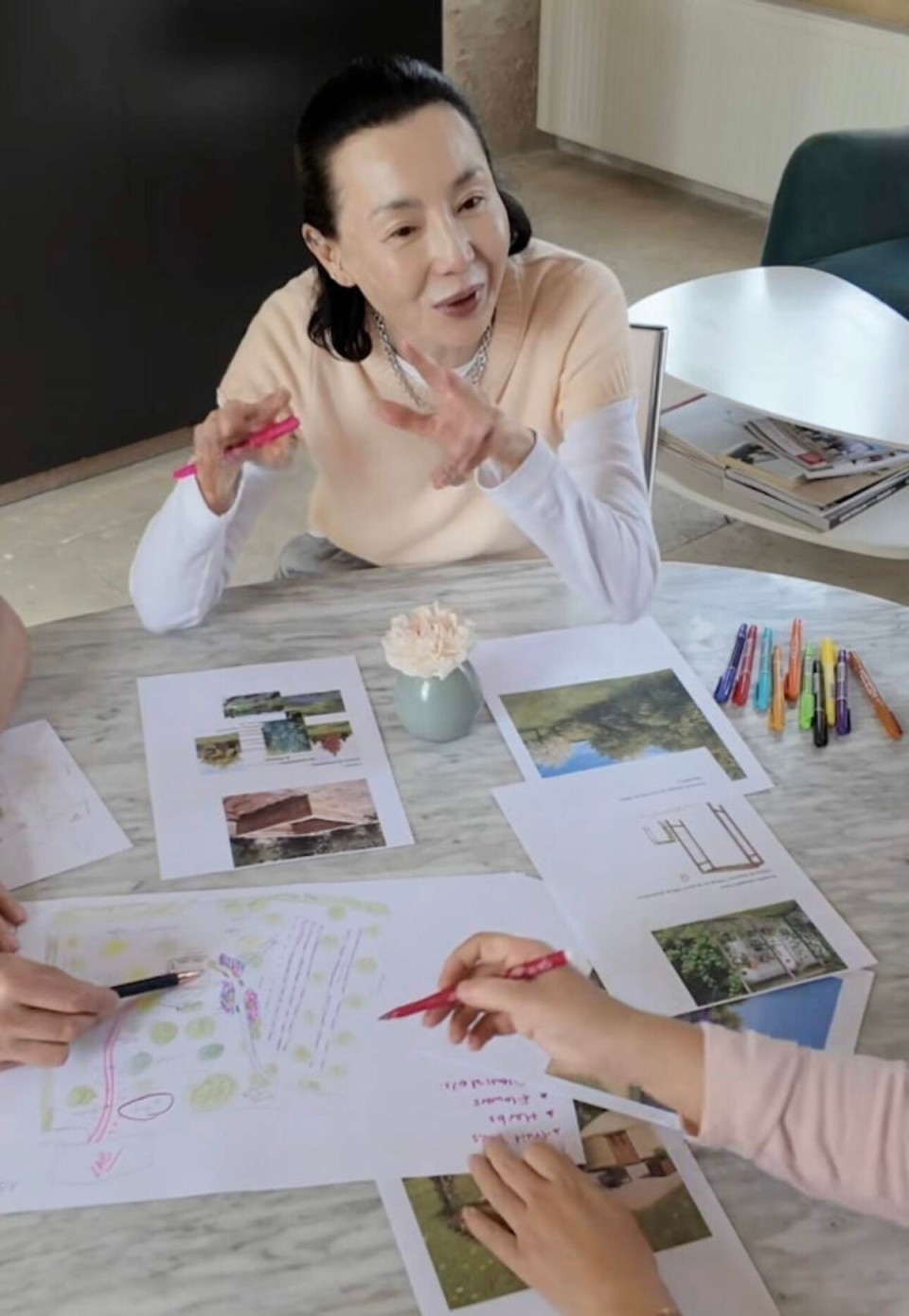 香港知名影后逛平价运动用品店，获网友赞贴地，卷发造型显年轻-第5张图片-旧杳电影网