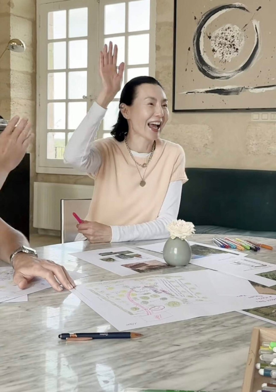 香港知名影后逛平价运动用品店，获网友赞贴地，卷发造型显年轻-第6张图片-旧杳电影网