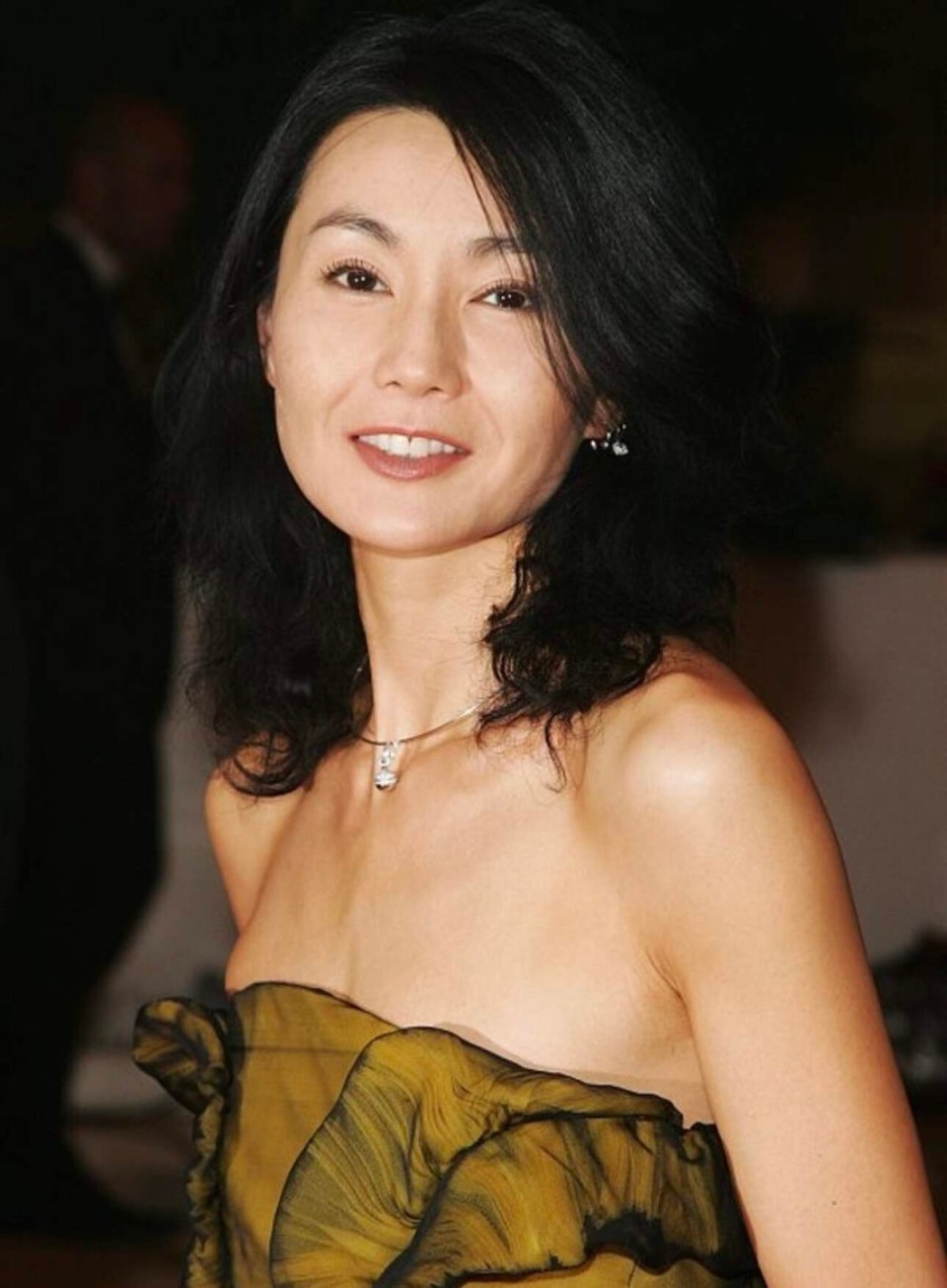 香港知名影后逛平价运动用品店，获网友赞贴地，卷发造型显年轻-第7张图片-旧杳电影网