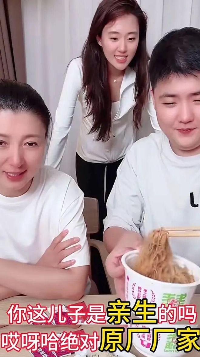 一顿饭11个菜，客厅大得能打球，哭穷的闫学晶害惨“啃老”的儿子-第15张图片-旧杳电影网