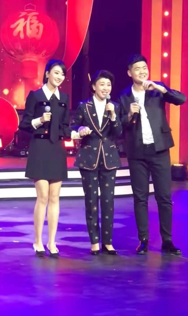 一顿饭11个菜，客厅大得能打球，哭穷的闫学晶害惨“啃老”的儿子-第16张图片-旧杳电影网