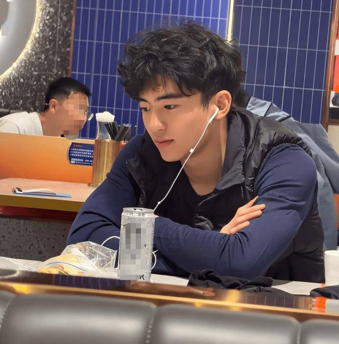 网友：谢霆锋祖宗18代都要感谢张柏芝，她生了一个斯文版的谢霆锋-第4张图片-旧杳电影网