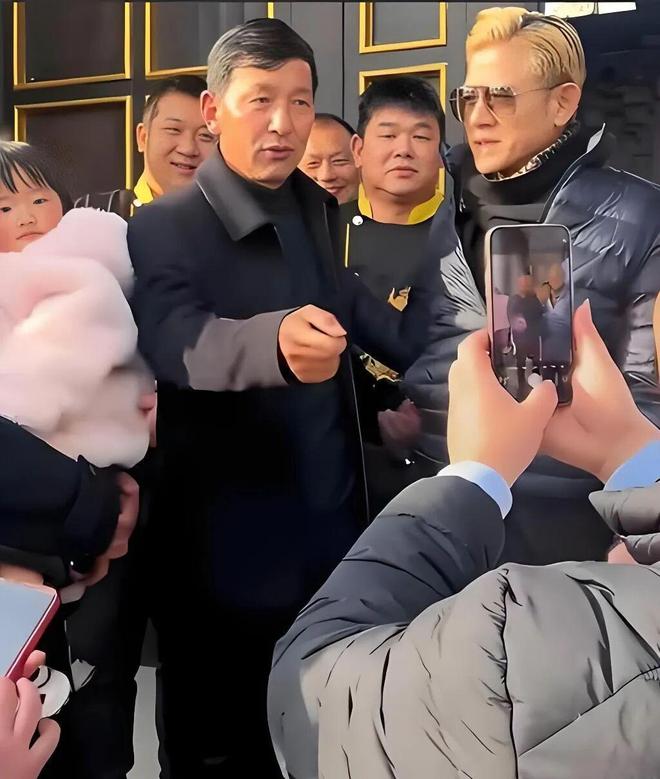 看了59岁郭富城与57岁岳父的同框，才知道什么叫“相由心生”！-第2张图片-旧杳电影网