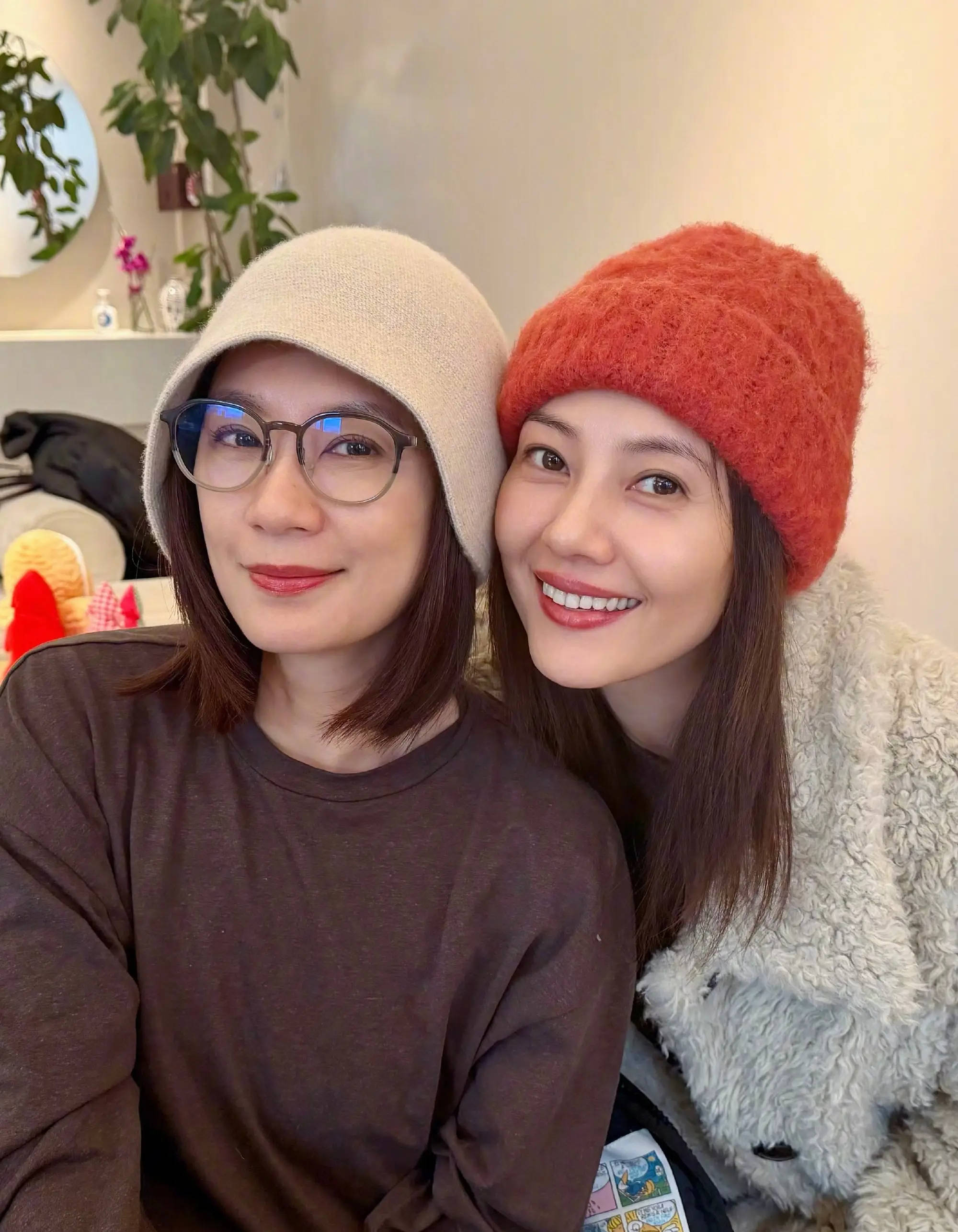 《倚天屠龙记》回忆杀!高圆圆贾静雯晒聚会合照-第1张图片-旧杳电影网 《倚天屠龙记》回忆杀!高圆圆贾静雯晒聚会合照-第1张图片-旧杳电影网