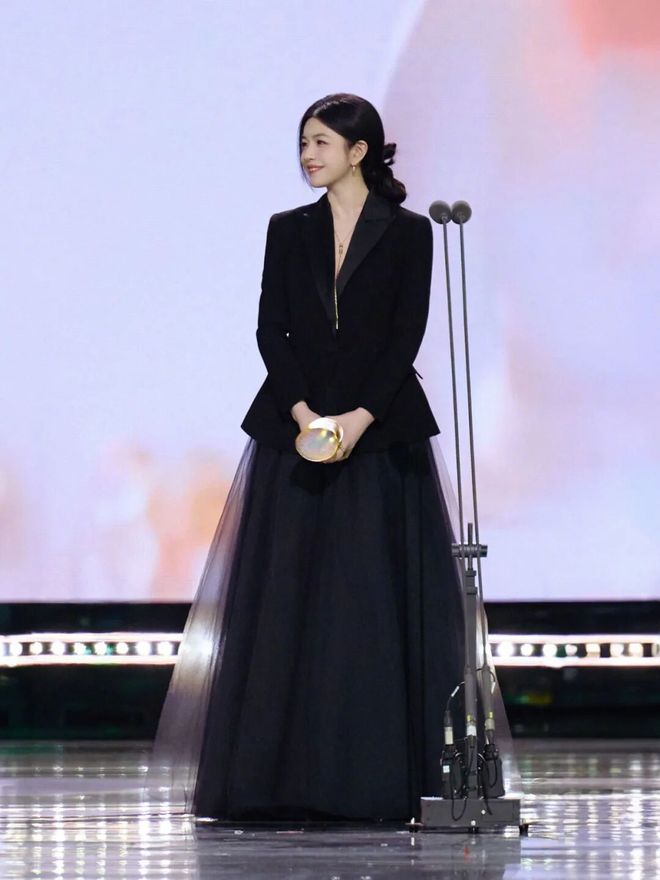 新剧爆红！她迎来事业第二春？-第3张图片-旧杳电影网