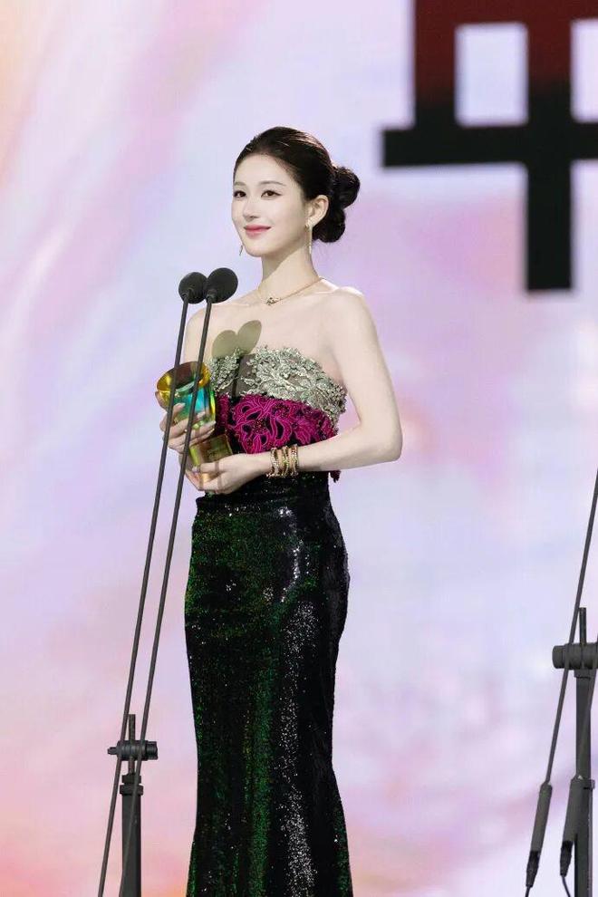 新剧爆红！她迎来事业第二春？-第22张图片-旧杳电影网