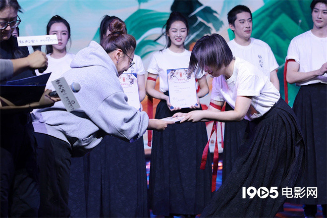 影武堂结营汇演 吴京亮相谈坚守武侠电影创作-第2张图片-旧杳电影网